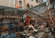 उच्च शिक्षा और शोध की गुणवत्ता person reading book