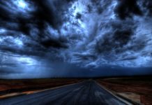 आयरिश कहानी-छिपा हुआ निशानची road under cloudy sky