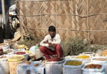 सूरजपाल चैहान की कहानियों में व्यक्त दलित चिंतन-अंजलि street vendor, selling, rural market